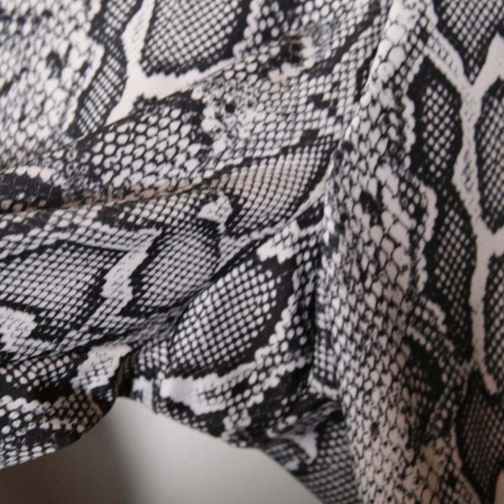 Onzie High Waisted Yoga Leggings Snake Print Gray Size XS High Rise Full Length - Picture 7 of 9